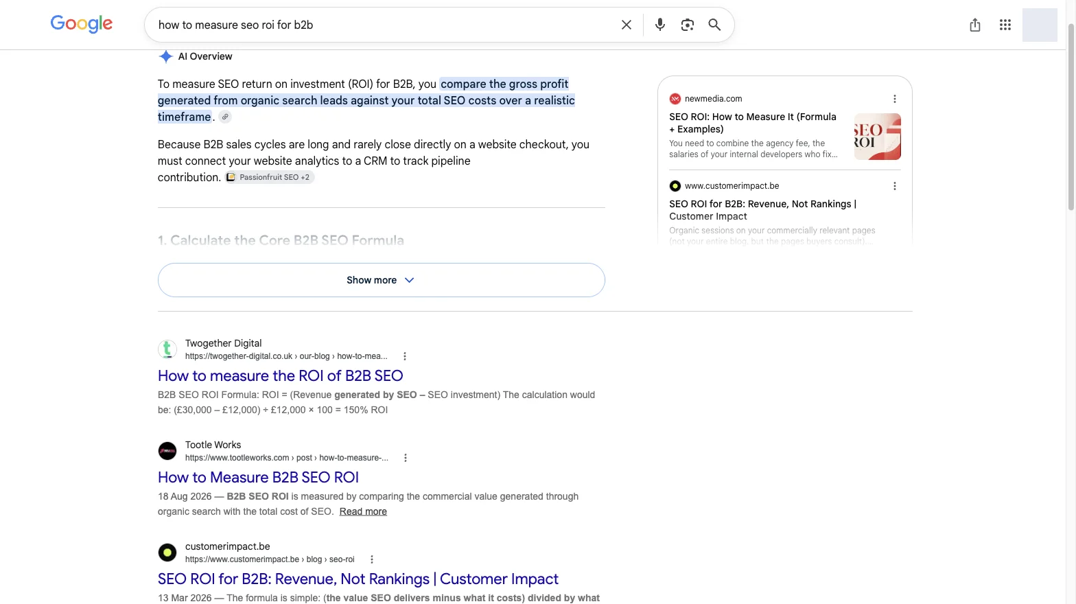 Выдача Google на английском с блоком AI Overview по запросу про измерение ROI SEO в B2B и карточками сайтов-источников справа